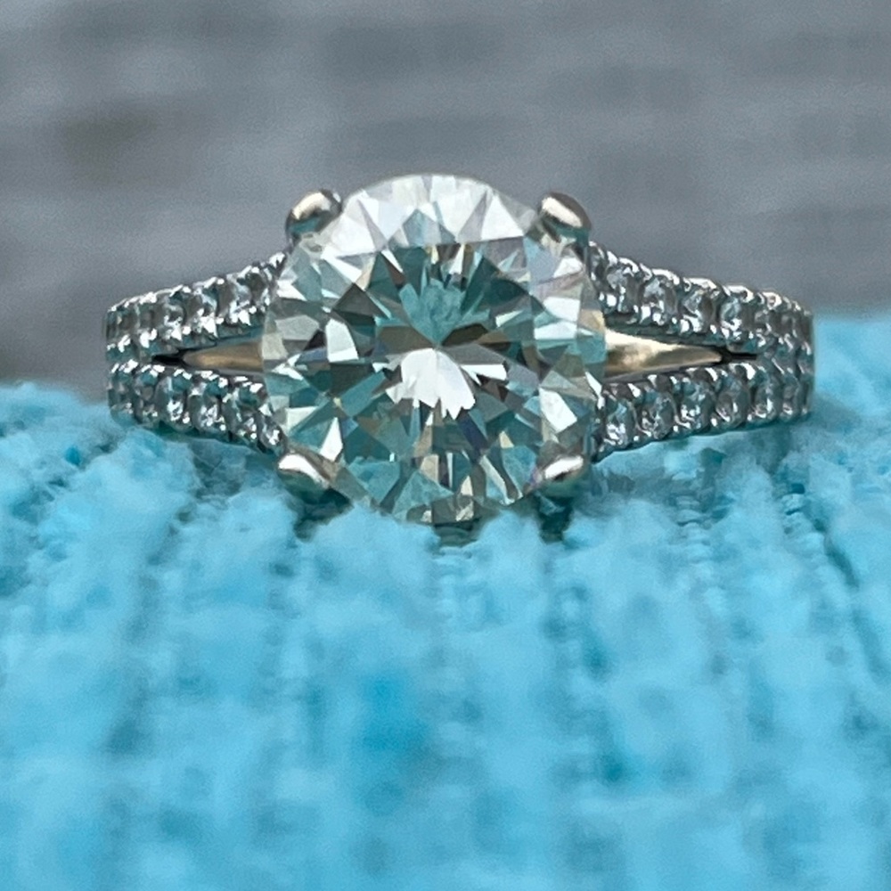 😍 BEAUTIFUL NATURAL DIAMOND😍 Absolutely stunning!!